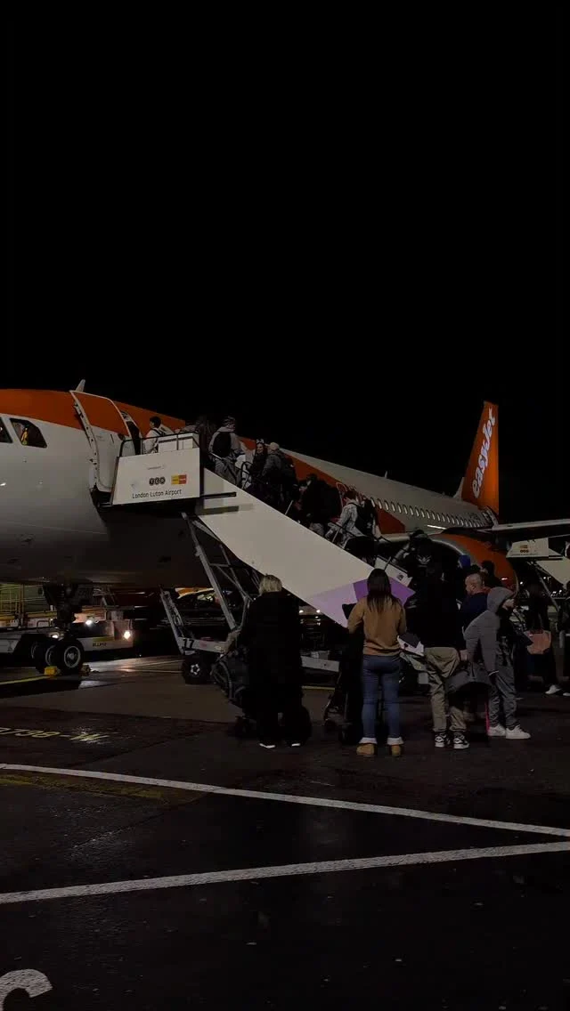 A must try when visiting the UK! ••#smokeandpepper #easyjet